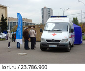 Бесплатная вакцинация от гриппа. Мобильный медицинский пункт на Семёновской площади в Москве (2016 год). Редакционное фото, фотограф lana1501 / Фотобанк Лори