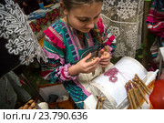 Девушка из города Радужный Владимирской области плетет кружева на коклюшках на агропромышленной выставке "Владимирская Русь" в центре города Владимира, Россия (2016 год). Редакционное фото, фотограф Николай Винокуров / Фотобанк Лори