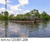 Металлическая конструкция причала у домика на берегу озера. Стоковое фото, фотограф Игорь Кириленко / Фотобанк Лори