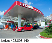 Автомобильная заправка "Лукойл" на улице Хользунова, город Воронеж (2016 год). Редакционное фото, фотограф Вячеслав Палес / Фотобанк Лори