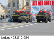 Колонна ракетных пусковых установок ЗРС С-300ПМ на репетиции парада в честь Дня Победы крупным планом. Дворцовая площадь, Санкт-Петербург (2015 год). Редакционное фото, фотограф Виктор Карасев / Фотобанк Лори