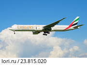 SAINT PETERSBURG, RUSSIA - AUGUST 24, 2016: Flying in the clouds aircraft Boeing 777-300 (A6-EGU) Emirates Airline companies. Редакционное фото, фотограф Виктор Карасев / Фотобанк Лори