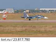 Международный авиационно-космический салон МАКС-2015. Посадка Су-30 СМ на аэродром Раменское после демонстрационного полета. Редакционное фото, фотограф Игорь Долгов / Фотобанк Лори
