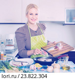 Housewife cooking fish at home. Стоковое фото, фотограф Яков Филимонов / Фотобанк Лори