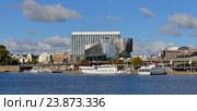 Stockholm Waterfront, комплекс, состоящий из офисного здания Waterfront Building, отеля Radisson Blu Stockholm Waterfront и зала конгрессовStockholm Waterfront (2016 год). Редакционное фото, фотограф Валерия Попова / Фотобанк Лори