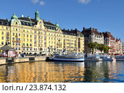 Strandvagen - это бульвар на Ostermalm в центре Стокгольма. Гавань, туристические суда (2016 год). Редакционное фото, фотограф Валерия Попова / Фотобанк Лори