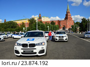 Российские спортсмены - победители Олимпиады-2016 в Рио-де-Жанейро выезжают из Кремля на подаренных автомобилях марки BMW. Редакционное фото, фотограф lana1501 / Фотобанк Лори