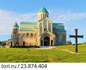 Храм Баграта в городе Кутаиси вечером, Грузия (2016 год). Стоковое фото, фотограф Артём Крылов / Фотобанк Лори