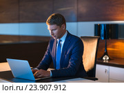 Businessman at the desk. Стоковое фото, фотограф Raev Denis / Фотобанк Лори