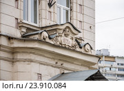 Лепнина над входом в городскую поликлинику № 160 ЦАО при МГТУ (МВТУ) им. Н. Э. Баумана. Бригадирский пер., 14 (2015 год). Стоковое фото, фотограф Алёшина Оксана / Фотобанк Лори