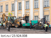 Укладка асфальта на улице Александра Солженицына в Москве (2016 год). Редакционное фото, фотограф Наталья Николаева / Фотобанк Лори