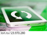 Стрелки на экране сотового телефона.  Концепция обновления страницы в интернете. Стоковое фото, фотограф Сергеев Валерий / Фотобанк Лори