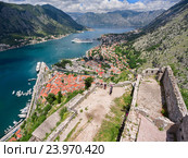 Вид с крепости Святого Джона (St. John or San Giovanni) Которскую бухту и Котор, Черногория (2016 год). Редакционное фото, фотограф Кекяляйнен Андрей / Фотобанк Лори