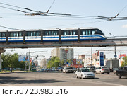 Поезд Московской монорельсовой транспортной системы на пересечении улиц Милашенкова, Фонвизина и Огородного проезда (2010 год). Редакционное фото, фотограф Алёшина Оксана / Фотобанк Лори
