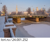 Санкт-Петербург зимой утром. Вид на Старо-Никольский мост на Крюковом канале и купола Никольского морского собора (2016 год). Стоковое фото, фотограф Горшков Игорь / Фотобанк Лори