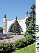 Павильон № 32-34 «Космос / Машиностроение» на ВДНХ в Москве (2015 год). Редакционное фото, фотограф stargal / Фотобанк Лори