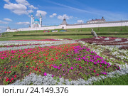 Казанский кремль. Вид на кремль с площади Тысячелетия с цветником и фигурой павлина на переднем плане (2016 год). Редакционное фото, фотограф Горшков Игорь / Фотобанк Лори