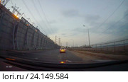 Автомобиль с видеорегистратором движется по автомобильной трассе через плотину Волжской ГЭС. Редакционное видео, видеограф FotograFF / Фотобанк Лори