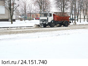 Снегоуборочная машина с ковшом чистит городские улицы в непогоду. Стоковое фото, фотограф Никита Ковалёв / Фотобанк Лори