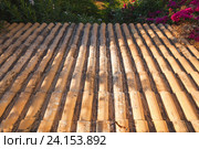 Old tiling roof slope goes down (2016 год). Стоковое фото, фотограф EugeneSergeev / Фотобанк Лори