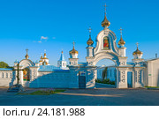 Молченский женский монастырь в Путивле, сумской области. Украина.Центральные входные ворота и часть крепостной стены (2013 год). Стоковое фото, фотограф Николай Голицынский / Фотобанк Лори