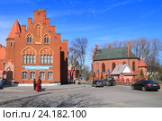 Бывший городской суд Пиллау 1903 года постройки и Кирха Пиллау 1866 года постройки. Балтийск, Россия (2016 год). Редакционное фото, фотограф Михаил Рудницкий / Фотобанк Лори