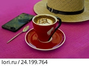 Чашка латте на столе. Стоковое фото, фотограф Ready-made / Фотобанк Лори