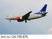Самолет Boeing 737-683 (LN-RCW) авиакомпании Scandinavian Air System в облачном небе. Вид сбоку (2016 год). Редакционное фото, фотограф Виктор Карасев / Фотобанк Лори