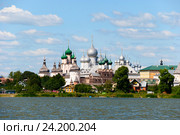 Вид на Ростовский кремль с озера Неро (2014 год). Редакционное фото, фотограф Александр Щепин / Фотобанк Лори
