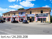 Торговые ряды на улице Карла Маркса 13. Ростов, Ярославская, область (2014 год). Редакционное фото, фотограф Александр Щепин / Фотобанк Лори