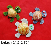 Три черепашки из фетра и ракушек на красном фоне. Стоковое фото, фотограф Вера Смолянинова / Фотобанк Лори