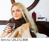 Girl wrapping herself in scarf. Стоковое фото, фотограф Яков Филимонов / Фотобанк Лори