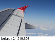 Крыло самолёта Airbus A319 в небе (2016 год). Редакционное фото, фотограф A Челмодеев / Фотобанк Лори