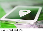 Символ указатель карта на экране сотового телефона. Стоковое фото, фотограф Сергеев Валерий / Фотобанк Лори