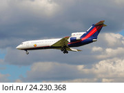 Заходящий на посадку самолет Yakovlev Yak-42D (RA-42411) в облачном небе (2016 год). Редакционное фото, фотограф Виктор Карасев / Фотобанк Лори