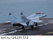 Палубный многоцелевой истребитель МиГ-29 К на посадочной палубе тяжёлого авианесущего крейсера Адмирал флота Советского Союза Кузнецов (2016 год). Редакционное фото, фотограф Михеев Алексей / Фотобанк Лори