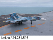 Палубный истребитель Су-33 заруливает с посадочной палубы ТАВКР "Адмирал флота Советского Союза Кузнецов" после посадки (2016 год). Редакционное фото, фотограф Михеев Алексей / Фотобанк Лори