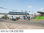 Поезд Московской монорельсовой транспортной системы над пересечением улиц Милашенкова, Фонвизина и Огородного проезда (2010 год). Редакционное фото, фотограф Алёшина Оксана / Фотобанк Лори