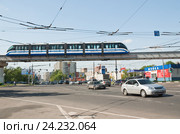 Поезд Московской монорельсовой транспортной системы на пересечении улиц Милашенкова, Фонвизина и Огородного проезда (2010 год). Редакционное фото, фотограф Алёшина Оксана / Фотобанк Лори