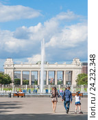 Москва. Главный вход в ЦПКиО им. Горького и светомузыкальный фонтан (2012 год). Редакционное фото, фотограф Алёшина Оксана / Фотобанк Лори