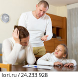 Sad couple with kids. Стоковое фото, фотограф Яков Филимонов / Фотобанк Лори