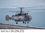Посадка поисково-спасательного вертолёта Ка-27ПС на палубу тяжёлого авианесущего крейсера "Адмирал флота Советского Союза Кузнецов" (2016 год). Редакционное фото, фотограф Михеев Алексей / Фотобанк Лори