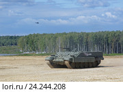 БТР-Т - тяжелый гусеничный бронетранспортер на Международном военно-техническом форуме "Армия-2016". Московская область, полигон "Алабино" Редакционное фото, фотограф Игорь Долгов / Фотобанк Лори