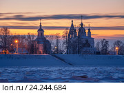 Закат над Дымковской слободой. Сухона зимой (2013 год). Стоковое фото, фотограф Даниил Зинченко / Фотобанк Лори