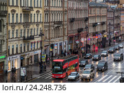 Вид сверху на улицу Невский проспект в центре города Санкт-Петербурга, Россия (2016 год). Редакционное фото, фотограф Николай Винокуров / Фотобанк Лори