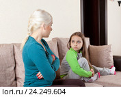 Мама с дочкой разговаривают сидя на диване. Стоковое фото, фотограф Элина Гаревская / Фотобанк Лори