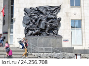 Волгоград. Барельеф на здании железнодорожного вокзала. Привокзальная площадь, 1 (2016 год). Редакционное фото, фотограф Илюхина Наталья / Фотобанк Лори