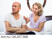 Positive mature girl supporting frustraited boyfriend. Стоковое фото, фотограф Яков Филимонов / Фотобанк Лори