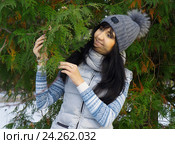 Beautiful young woman in winter forest. Стоковое фото, фотограф ElenArt / Фотобанк Лори