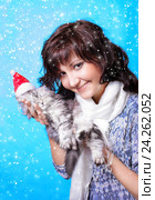 Beautiful young woman with small kitten. Стоковое фото, фотограф ElenArt / Фотобанк Лори